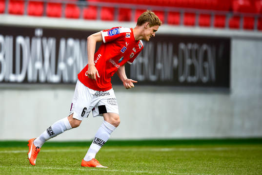 Kalmars Rasmus Elm på väg in