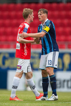 Kalmars Rasmus Elm tackar Djurgårdens Emil Bergström