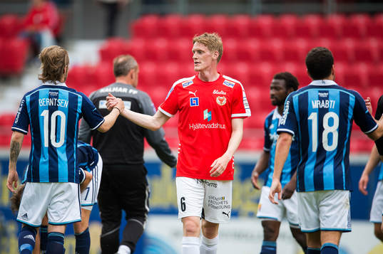 Kalmars Rasmus Elm tackar Djurgårdens Daniel Berntsen