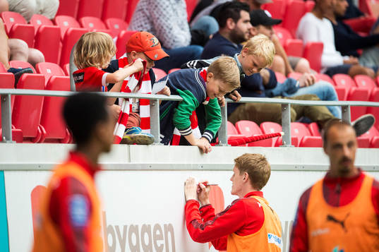 Kalmars Rasmus Elm skriver autografer till fansen