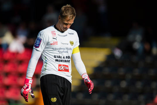 Mjällbys målvakt Mattias Asper ser deppig ut