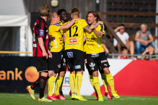 Mjällbys David Löfquist gör 0-1 och gratuleras av