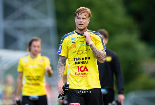 Mjällbys tvåmålsskytt David Löfquist ser deppig ut