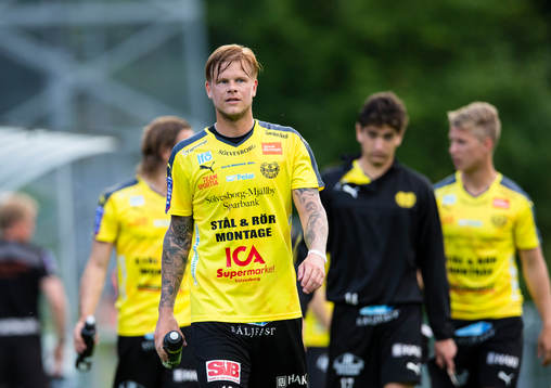 Mjällbys tvåmålsskytt David Löfquist ser deppig ut