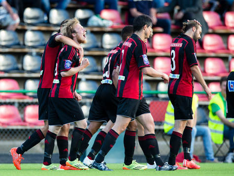 a vänster)gör 1-1 och gratuleras av lagkamrater