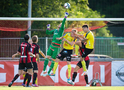 Brommapojkarnas målvakt Rasmus Emanuelsson boxar ut bollen