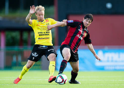 Mjällbys Joel Wedenell i kamp om bollen med