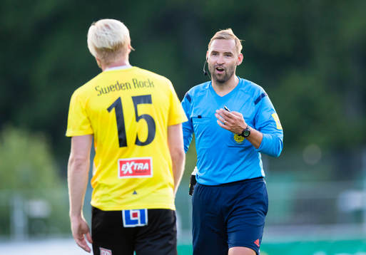 Mjällbys Robin Cederberg diskuterar med domare Jim