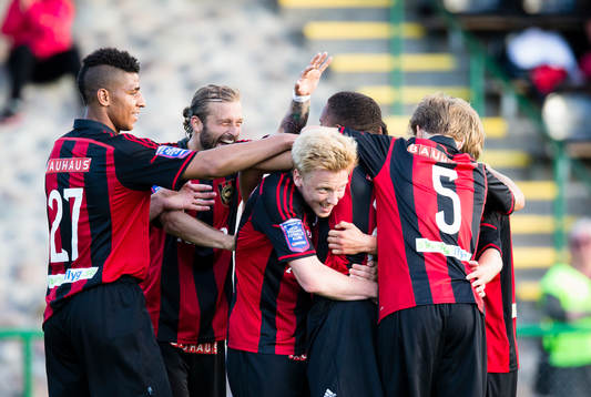 Brommapojkarnas Seth Hellberg gör 2-1 och gratuleras av