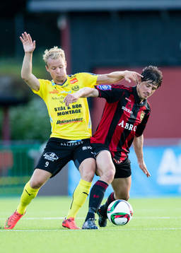 Mjällbys Joel Wedenell i kamp om bollen med