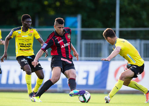 Brommapojkarnas Emil Bellander utmanar en Mjällbyspelare