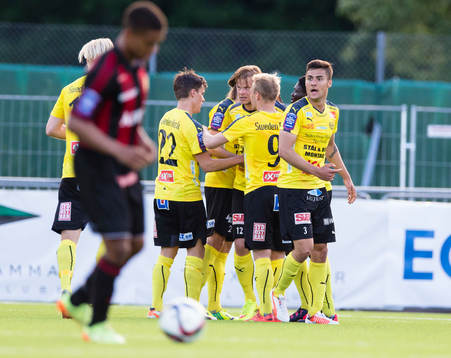 Mjällbys David Löfquist gör 2-2 och gratuleras av
