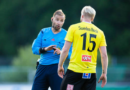 Mjällbys Robin Cederberg diskuterar med domare Jim