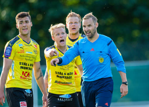 Mjällbys Joel Wedenell reagerar på domare Jim Peterssons