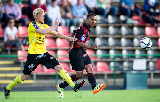 Brommapojkarnas Seth Hellberg och Mjällbys Robin Cederberg