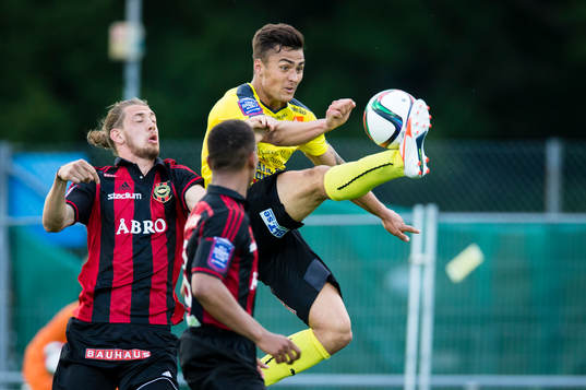Mjällbys Armin Aganovic sparkar bort bollen framför