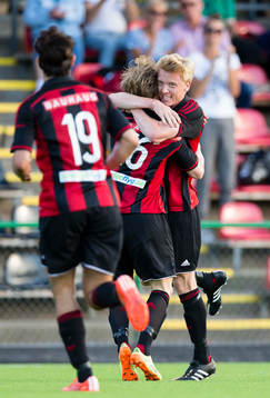 Brommapojkarnas Gustav Sandberg Magnusson omfamnar 1-1