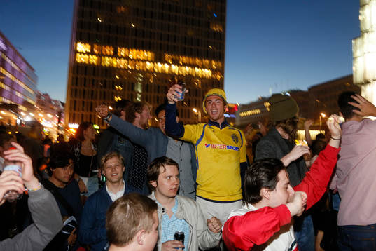 Svenska supportrar firar guldet i U21-EM