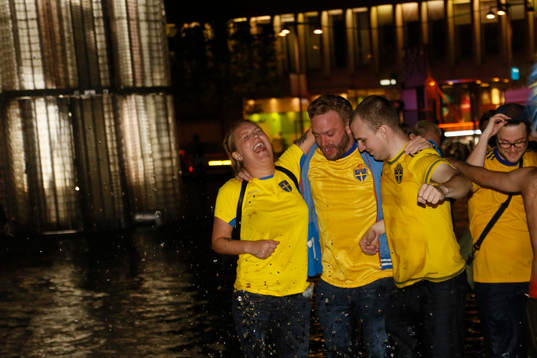 Svenska supportrar firar guldet i U21-EM