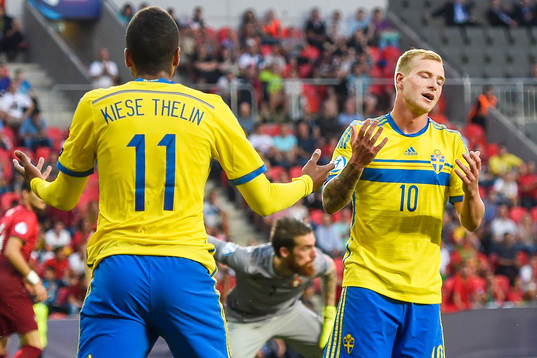 Sveriges Isaac Kiese Thelin och John Guidetti deppar