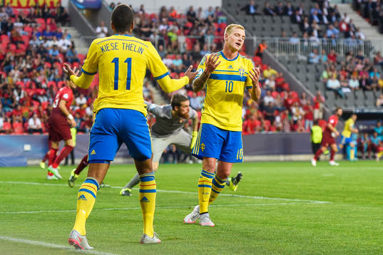 Sveriges Isaac Kiese Thelin och John Guidetti deppar