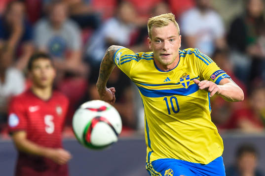 Sveriges John Guidetti jagar boll