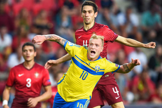 Sveriges John Guidetti och Portugals Paulo Oliveira i en