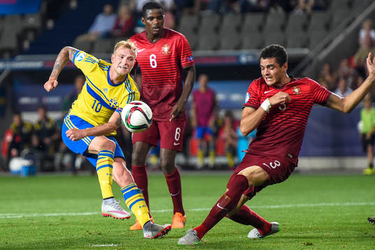 Sveriges John Guidetti skjuter på täckande Tiago Ilori i