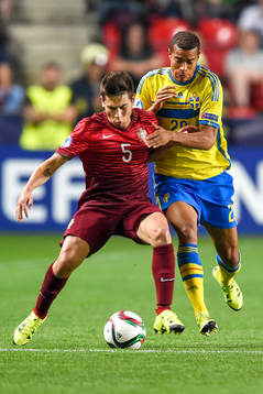 Portugals Raphael Guerreiro och Sveriges Robin Quaison