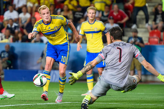 Sveriges John Guidetti med målchans