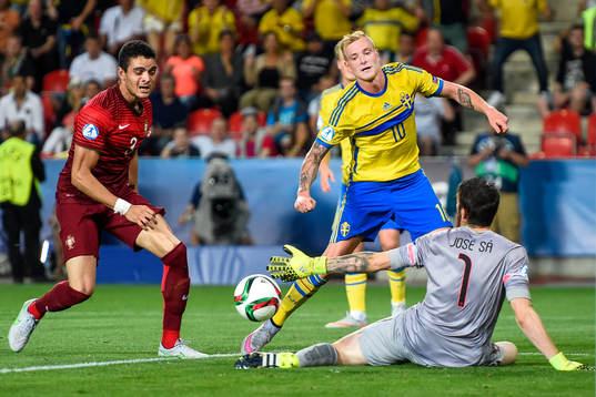 Sveriges John Guidetti i en duell med Portugals målvakt
