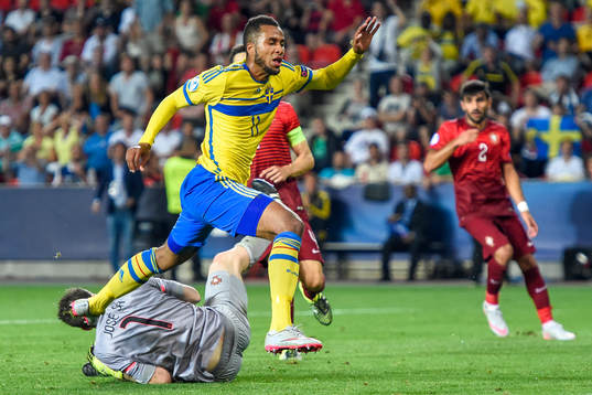 Sveriges Isaac Kiese Thelin missar målchans