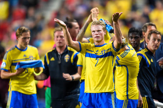 Sveriges Oscar Hiljemark manar på publiken