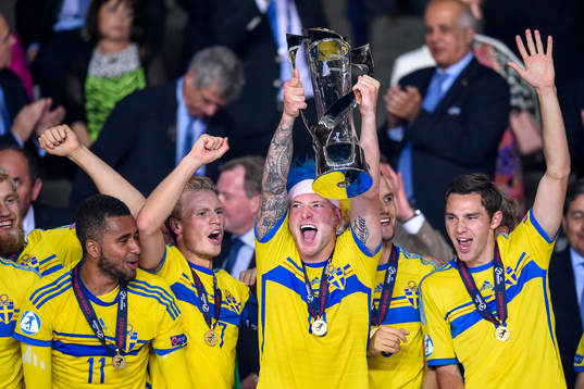 Sveriges John Guidetti lyfter pokalen och firar