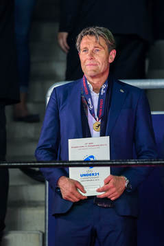 Sveriges förbundskapten Håkan Ericson med medalj