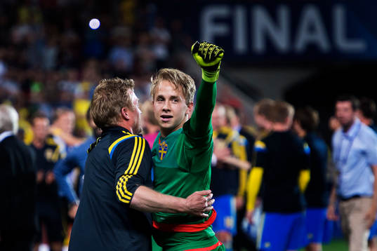 Sveriges målvakt Patrik Carlgren jublar