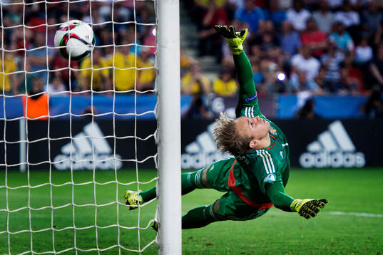 Sveriges målvakt Patrik Carlgren kastar sig