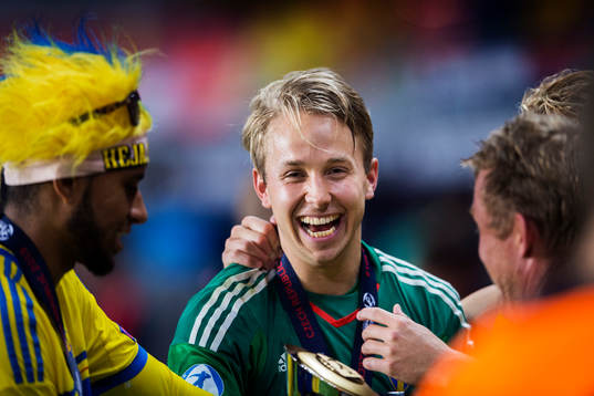 Sveriges målvakt Patrik Carlgren jublar