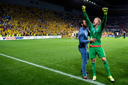 Sveriges målvakt Patrik Carlgren jublar