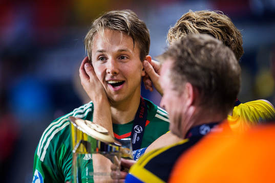 Sveriges målvakt Patrik Carlgren jublar