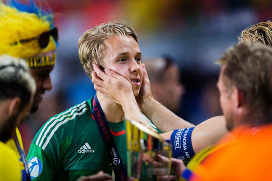 Sveriges målvakt Patrik Carlgren jublar