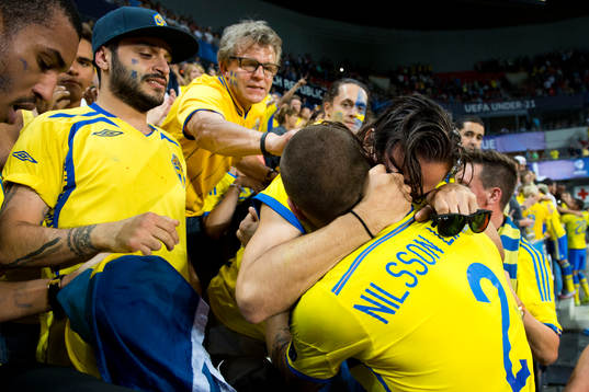 Supportrar kramar om Sveriges Victor Nilsson Lindelöf