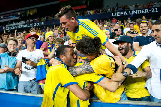 Supportrar kramar om Sveriges Victor Nilsson Lindelöf