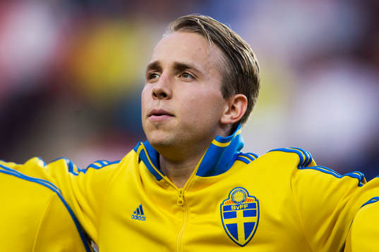Sveriges målvakt Patrik Carlgren sjunger nationalsången