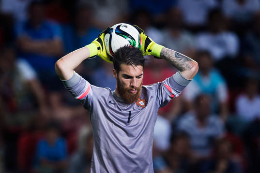 Portugals målvakt José Sá deppar