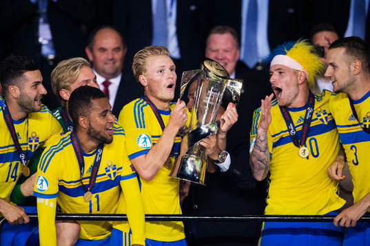 Sveriges Oscar Hiljemark gör sig redo att höja pokalen