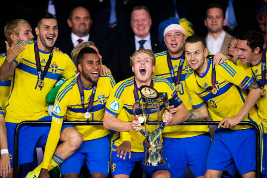Sveriges Oscar Hiljemark gör sig redo att höja pokalen