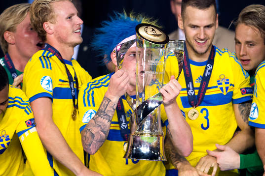 Sveriges John Guidetti gör sig redo att höja pokalen
