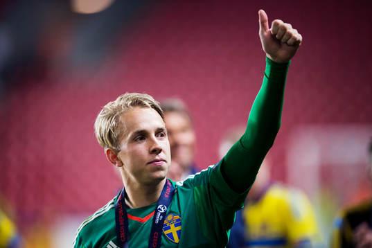 Sveriges målvakt Patrik Carlgren jublar