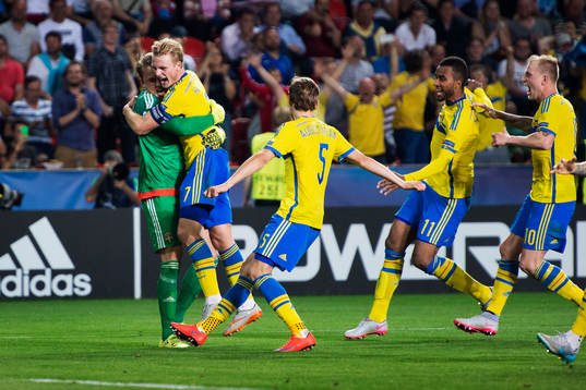 Sveriges målvakt Patrik Carlgren kramas om av Oscar